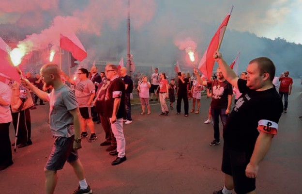 W Godzinę „W” na wałbrzyskim pl. Grunwaldzkim kibice „Górnika” w hołdzie dla powstańców warszawskich zapalili race i wznieśli okrzyk – Cześć i chwała Bohaterom!