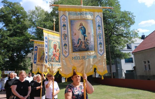 Procesja eucharystyczna wokół świątyni