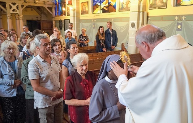 Błogosławieństwo relikwiami Krzyża Świętego