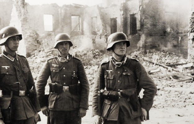 Żołnierze Wehrmachtu na tle zniszczonej zabudowy Wielunia. Niemieckie bomby zabiły tam blisko 2 tys. cywilów
