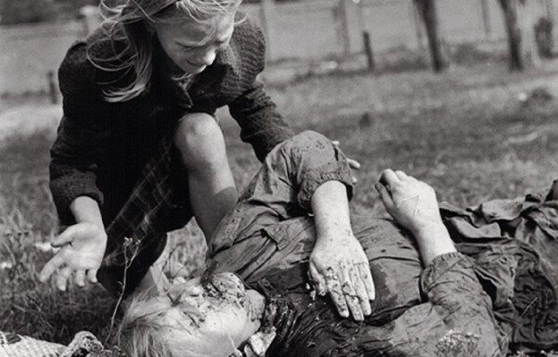 Fotografia Juliena Bryana, przedstawiająca 12-letnią Kazię nad ciałem zabitej
siostry Andzi, obiegła świat