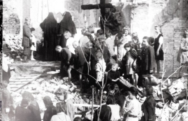 Modlitwa na ruinach kościoła
Sakramentek na rynku
Nowego Miasta w Warszawie