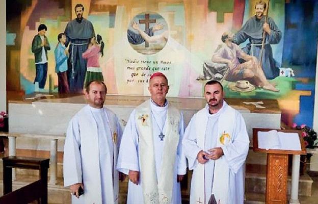 Bp Jan Piotrowski z misjonarzami w Peru