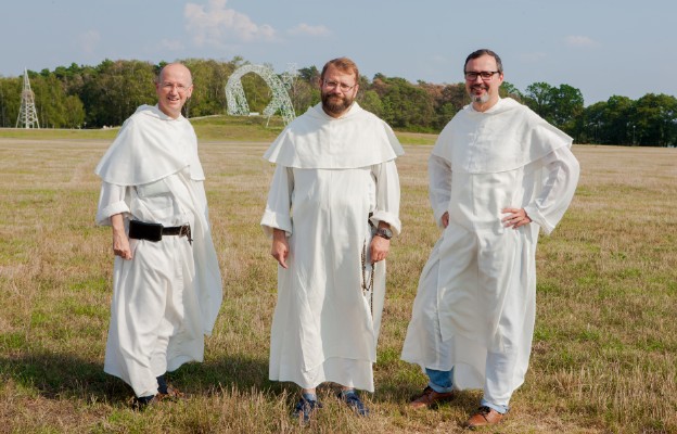 Po bokach:  o. Wojciech Surówka OP i  o. Wojciech Prus OP, w środku: br. Jarosław Kruś OP