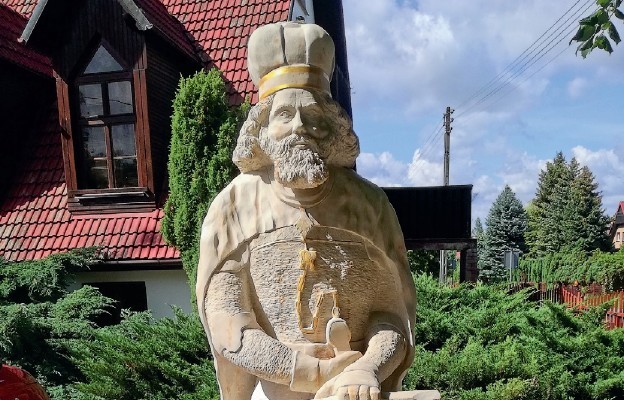 Stojący przed plebanią w Sulistrowicach posąg Bolka ustawiony zostanie docelowo przy kościele na Ślęży