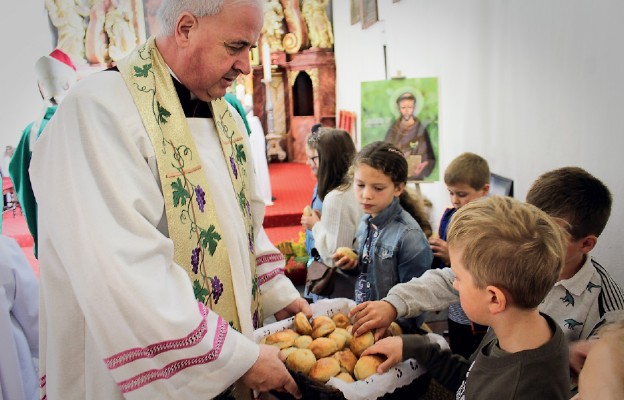 Po Mszy św. księża dzielili chlebem