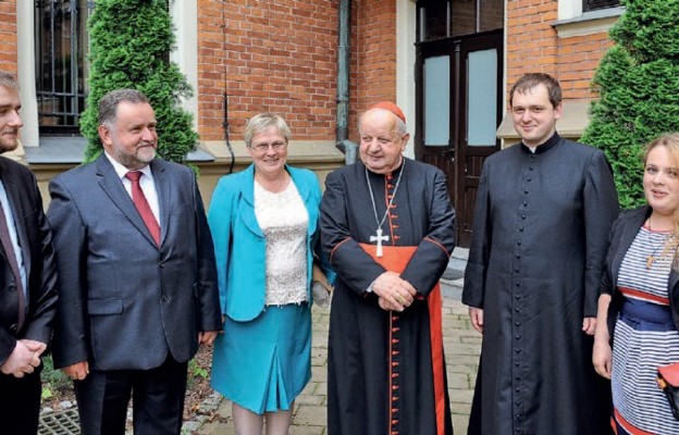 Pamiątkowe zdjęcie rodziny Paruchów; od lewej stoją: Dominik (syn), Zygmunt,  Kazimiera (żona), kard. Stanisław Dziwisz, ks. Michał (syn) i Maria (córka)