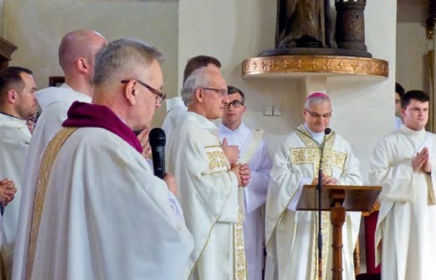 Przewodniczący Mszy św. bp Marek Mendyk został powitany przez ks. prob. Jarosława Święcickiego