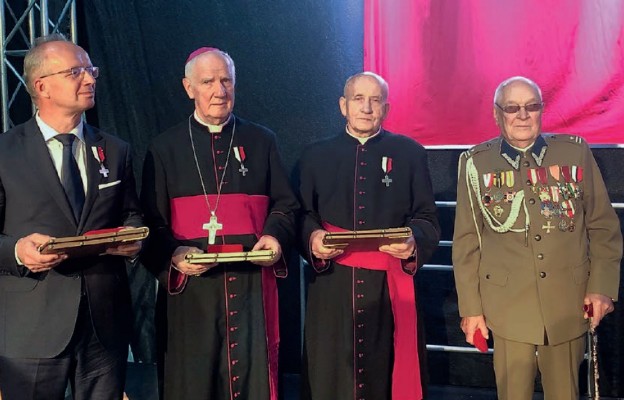 Od lewej: prof. dr hab. Krzysztof Szwagrzyk, bp Ignacy Dec, ks. prał. Bogusław Wermiński, mjr Alfons Daszkiewicz