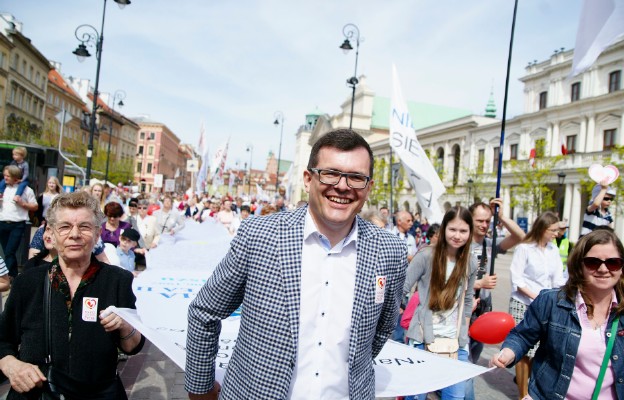 Poseł Piotr Uściński na czele wielkiej białej flagi, na której została spisana najmocniejsza homilia pro-life św. Jana Pawła II do Polaków z Kalisza w 1997 r.