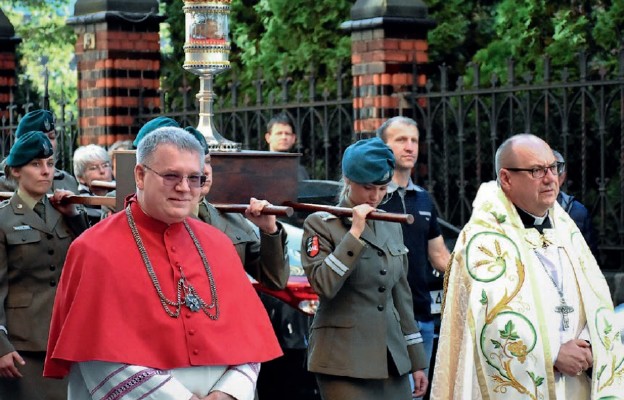 Relikwie świętych niesiono na specjalnych platformach