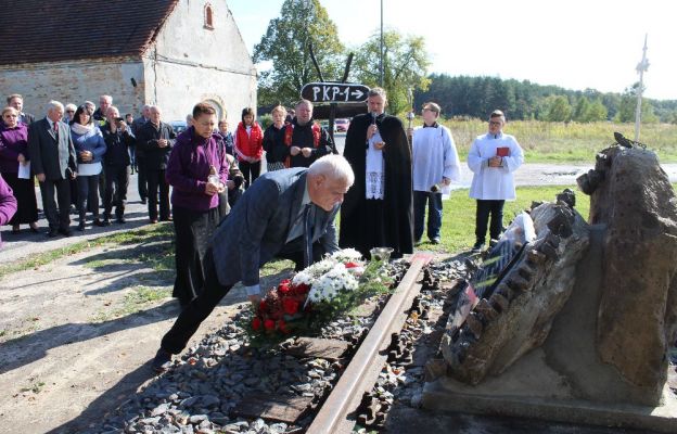 Mieszkańcy złożyli wiązanki kwiatów i znicze pod pamiątkową tablicą poświęconą św. Maksymilianowi Kolbe