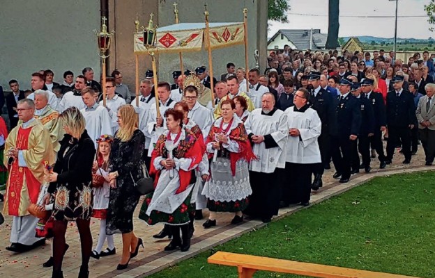 Uczestnicy parafialnego odpustu w Przegini