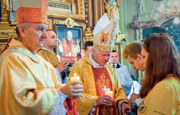 Młodzi przyjęli z rąk biskupów zapalone świece – światło Jezusa Chrystusa