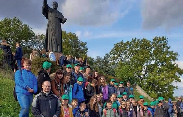 Reprezentanci naszej diecezji przy pomniku Jana Pawła II na Jasnej Górze