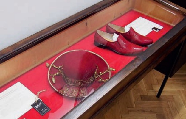 Repliki butów i kapelusza papieskiego w Sarkandrówce