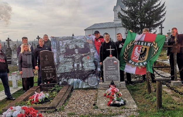 Delegacja Stowarzyszenia Kibiców Wielki Śląsk na cmentarzu farnym w Grodnie, m.in. przy grobie 13-letniego Tadeusza Jasińskiego