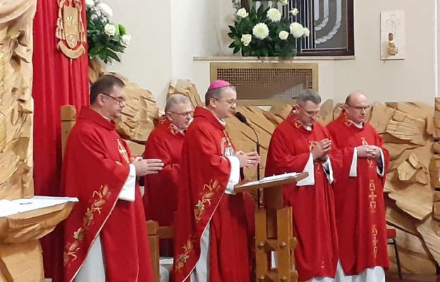 Jubileuszowej Eucharystii przewodniczył bp Tadeusz Lityński, który jednocześnie wizytował dekanat Gorzów-Katedra.