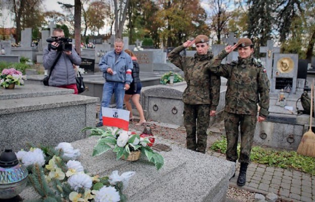 Cześć i chwała bohaterom