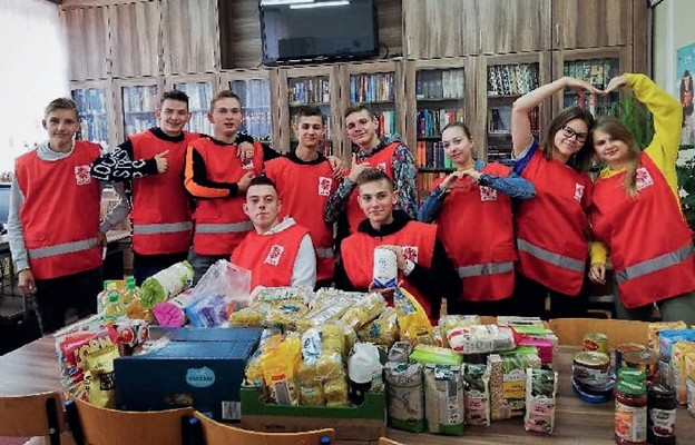 Wolontariusze z Bielska Podlaskiego przy zbiórce żywności Kromka Chleba dla Sąsiada, wrzesień 2019