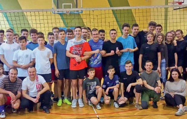 Uczestnicy turnieju siatkówki w Czechowicach