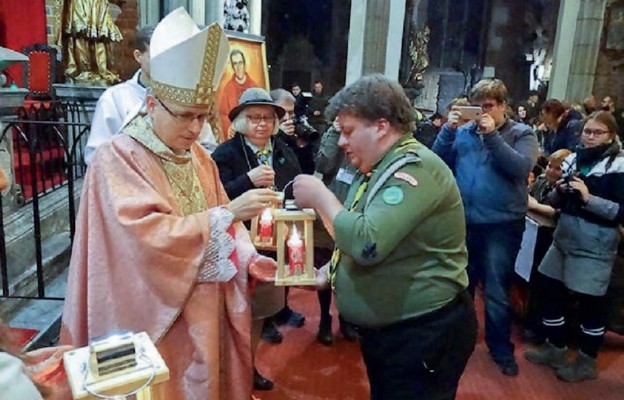 Odebranie Betlejemskiego Światełka Pokoju przez komendanta Hufca Ziemi Wałbrzyskiej