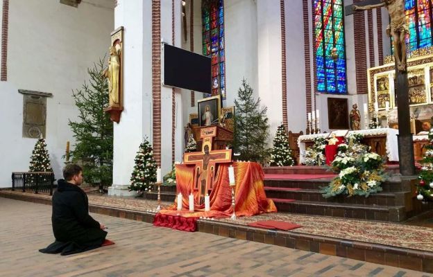 Ks. Daniel Solarz podczas modlitwy przy ikonie Krzyża Taizé.