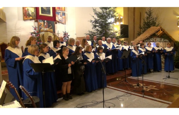 Chór Cantate Deo podczas koncertu kolęd w kościele pw. św. Apostołów Piotra i Pawła w Częstochowie