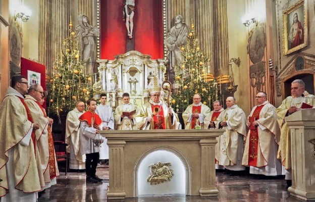 Pokropienie ołtarza jest nawiązaniem do tajemnicy chrztu