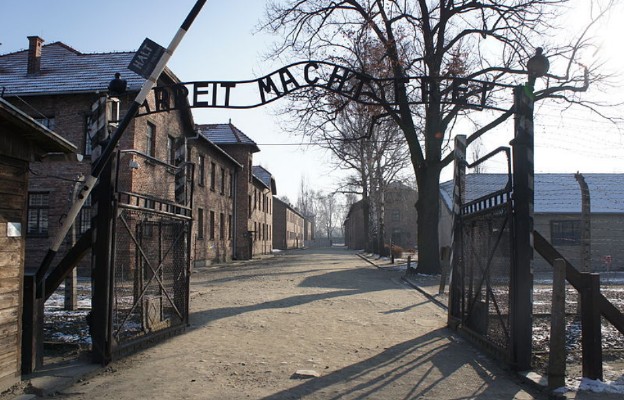 Brama wjazdowa do obozu Auschwitz-Birkenau