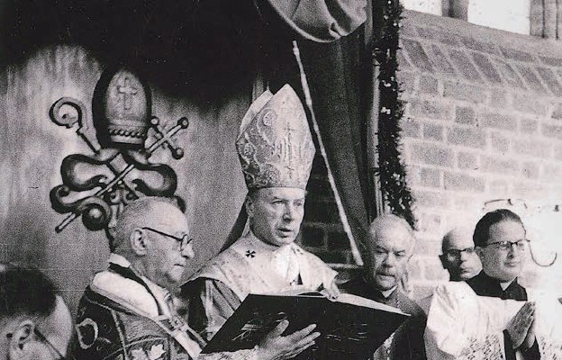 Prymas Wyszyński podczas liturgii święceń biskupich w katedrze gorzowskiej