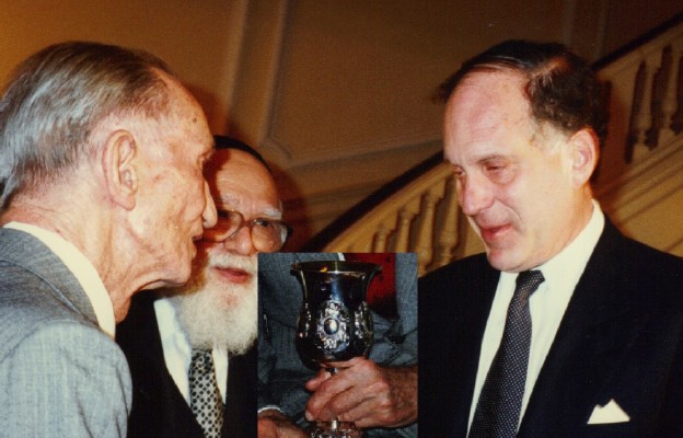 Jan Karski (z lewej) przyjmuję Nagrodę Światowego Kongresu Żydów z rąk Ronalda Laudera