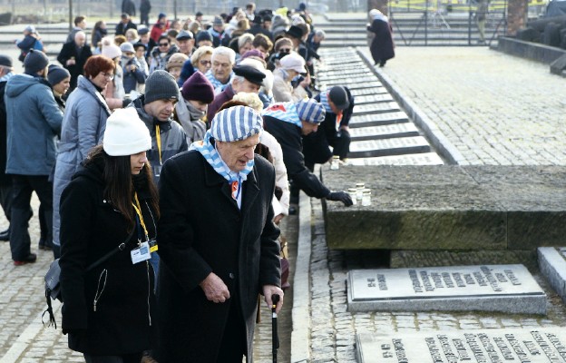 Byli więźniowie KL Auschwitz--Birkenau zapalili znicze przy pomniku ofiar