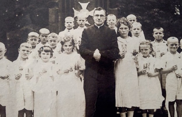 Ks. Józef Horodeński z dziećmi komunijnymi w Kobryniu, 1946 r.