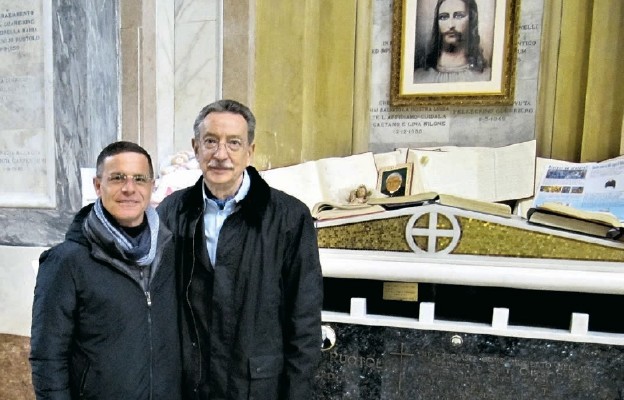 Ks. Pasquale Rea i Włodzimierz Rędzioch przy grobie ks. Dolindo