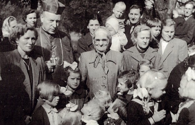 Kard. Wyszyński z parafianami podczas wizytacji w 1957 r.