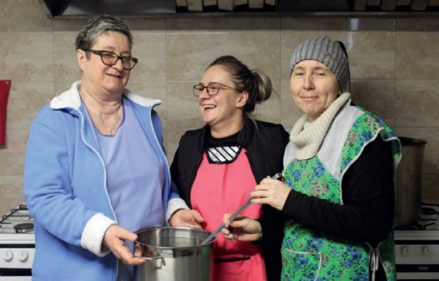 Panie: Magdalena, Teresa i Oksana na co dzień przygotowują ciepłe posiłki dla potrzebujących