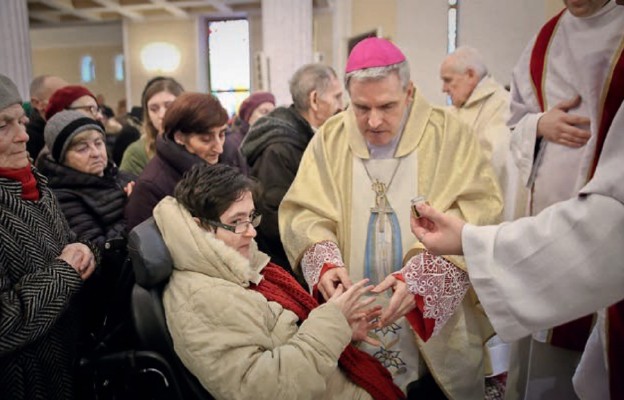 Bp Krzysztof Nitkiewicz udziela sakramentu chorych