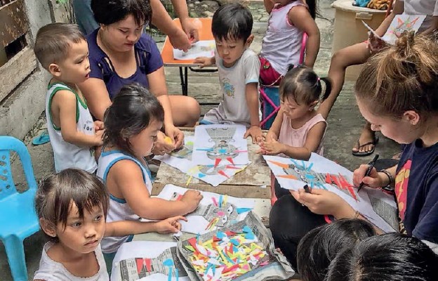 Podczas zajęć szkolnych z dziećmi na Filipinach