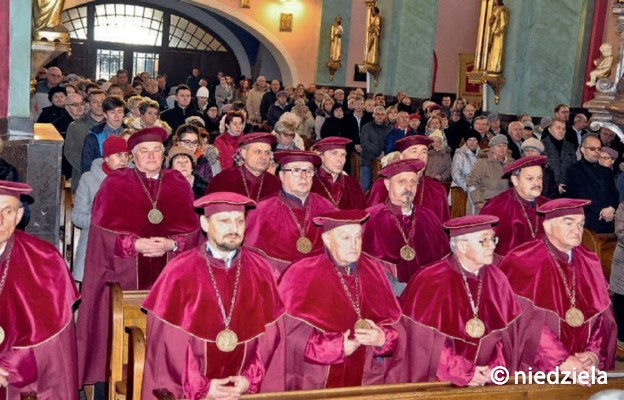 W uroczystości uczestniczyli członkowie różnych grup, m.in. Bractwa św. Józefa