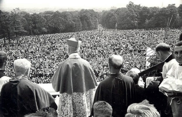 Kardynał Stefan Wyszyński przemawia do wiernych zebranych przed jasnogórskim szczytem, 26 sierpnia 1957 r