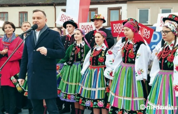 Prezydent został ciepło przyjęty w Łowiczu. Mieszkańców miasta bardzo
frustrowała przyjezdna grupka osób, które zakłócały spotkanie