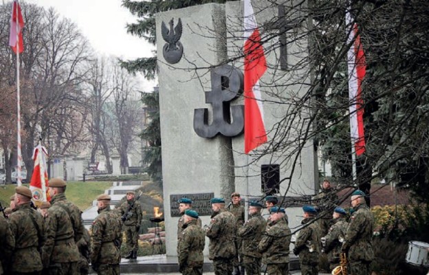 Orzeł, krzyż i kotwica umieszczone na pomniku, to symbole bohaterskiej walki żołnierzy AK