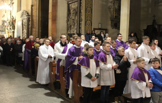 Służba Liturgiczna podczas Mszy św. w Środę Popielcową w Katedrze