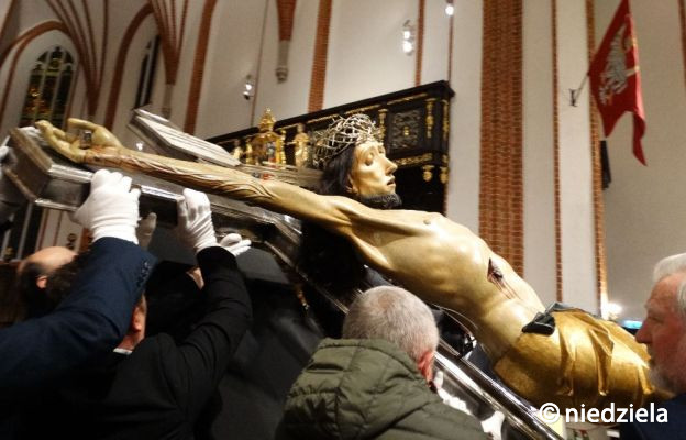 Cudowny Krucyfiks Baryczków po ponad półrocznej renowacji powrócił do archikatedry