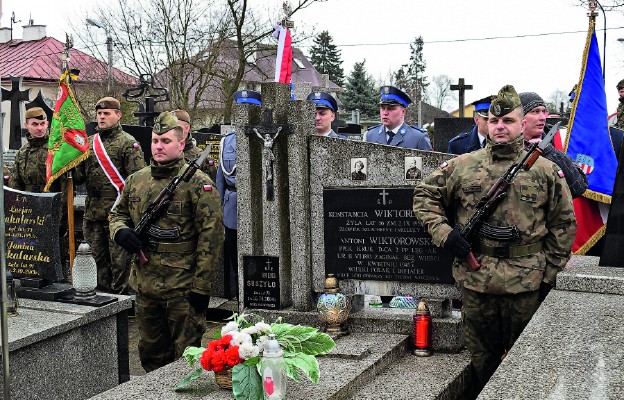 Warta honorowa przed symboliczną mogiłą w Sandomierzu