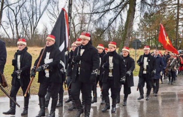 Małogoszcz w pochodzie na groby powstańców styczniowych