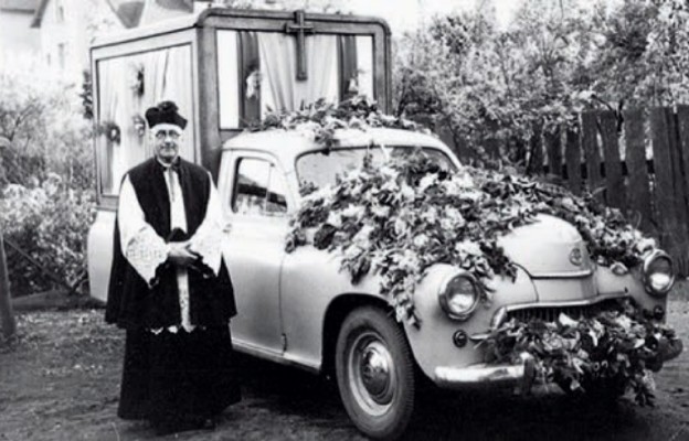 Samochód-kaplica, którym podróżowała Matka Boża w Obrazie Nawiedzenia. Człuchów, 29 października 1961 r.