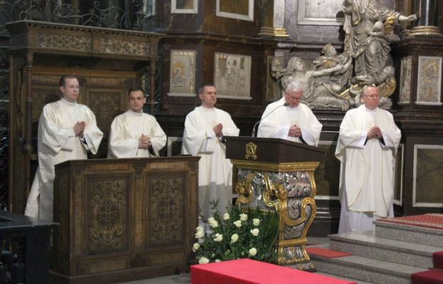 Duchowieństwo diecezji świdnickiej w Wielki Czwartek w katedrze świdnickiej