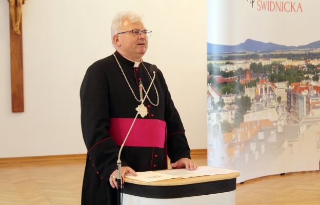 ks. prał. Stanisław Chomiak wita nowego Biskupa Świdnickiego